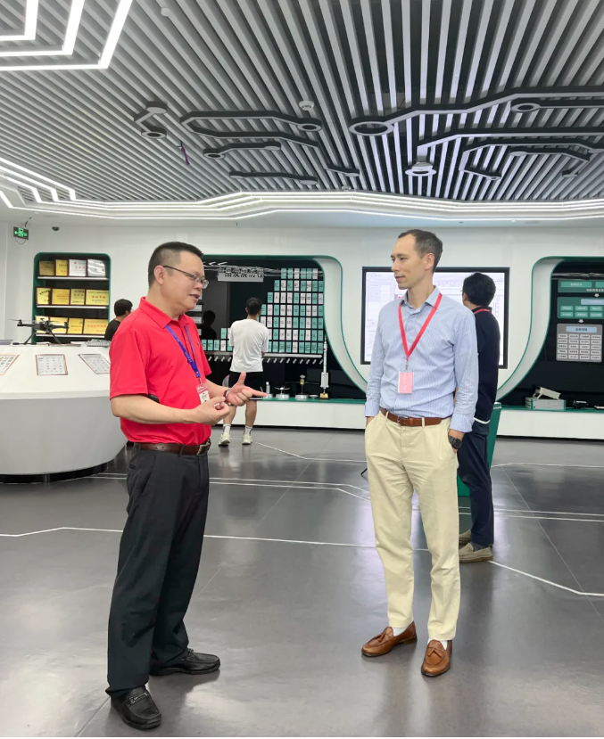 杨永辉先生与Han(Qorvo Sr. Marketing Manager)